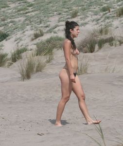 Topless girl goes full-nudist at textile beach  Almeria (Spain)-h6w4xtnywn.jpg