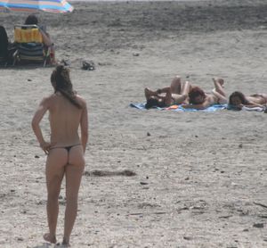Topless girl goes full-nudist at textile beach  Almeria (Spain)-s6w4xtqhij.jpg