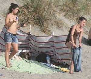 Topless-girl-goes-full-nudist-at-textile-beach-Almeria-%28Spain%29-g6w4xus561.jpg