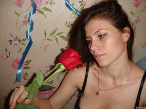Nice girl, posing in bed and in the Pool [x116]n6w5w20lq1.jpg