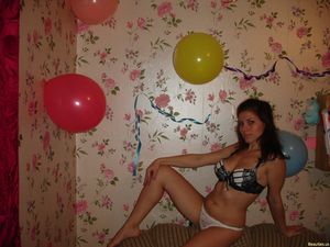 Nice girl, posing in bed and in the Pool [x116]-o6w5w32eoe.jpg