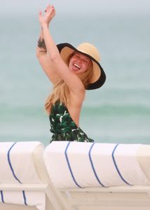 Chanel West Coast â€“ Swimsuit Candids in Miami (Nipslip)-16xf3qle53.jpg