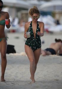 Chanel West Coast â€“ Swimsuit Candids in Miami (Nipslip)-66xf3rio7h.jpg