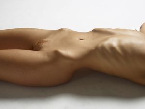 Julia-Yaroshenko-nude-figures-10000px-h6xvftxmlv.jpg